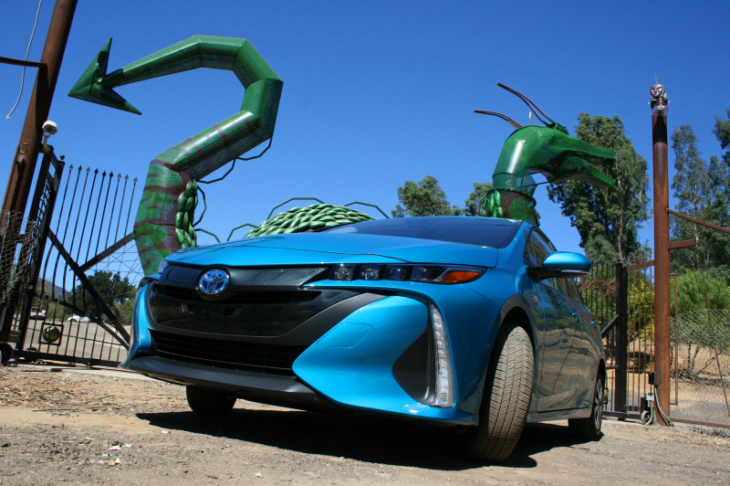 Illustration for article titled The 2017 Toyota Prius Prime Is A High-Tech Pretend Tesla That Gets Incredible Mileage